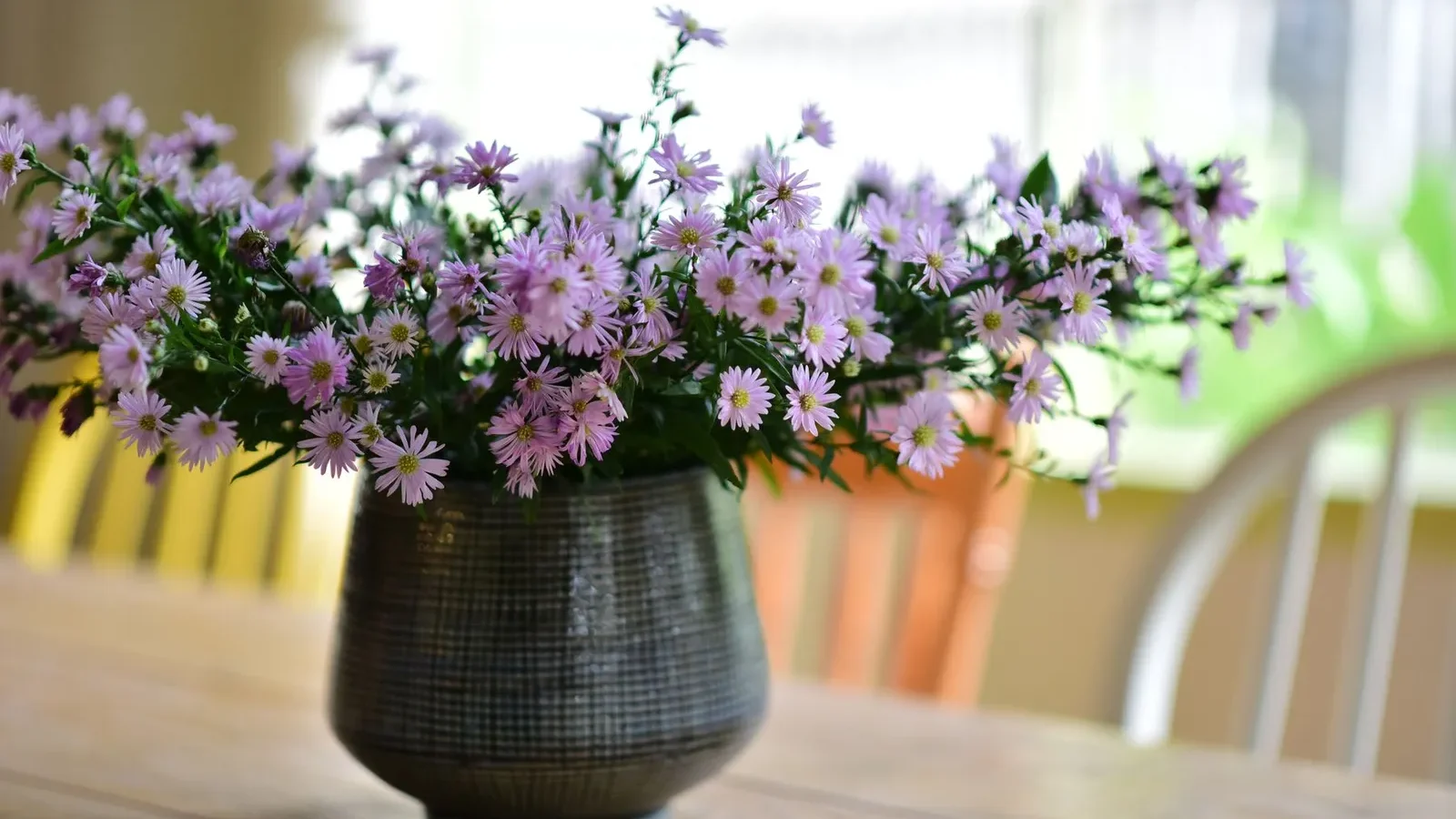 Bouquet de fleurs dans un vase en céramique posé sur une table