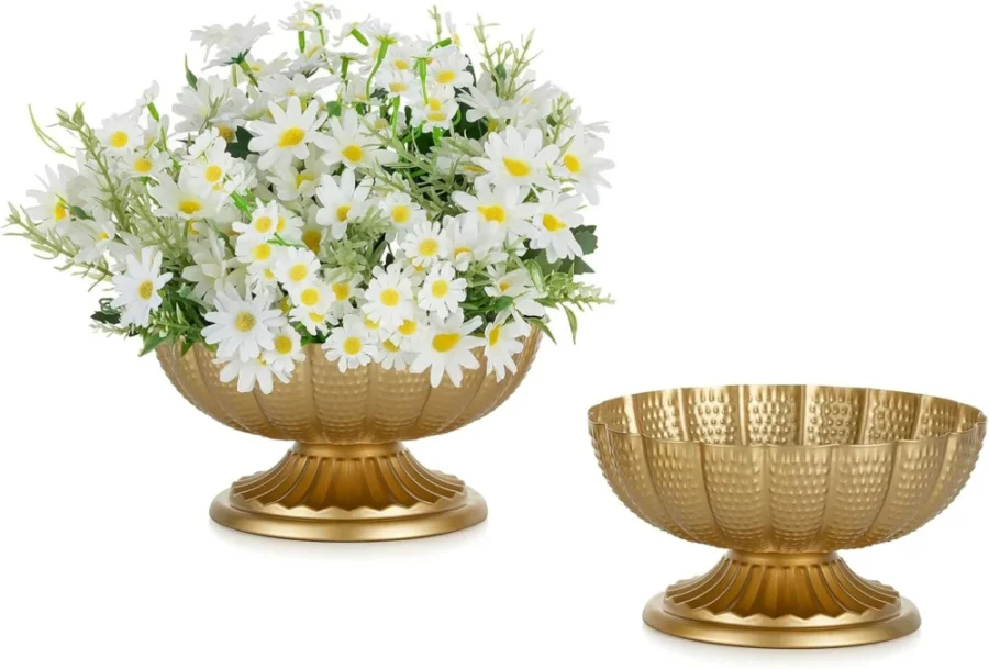 Duo de petits vases en métal doré, 13,7 cm