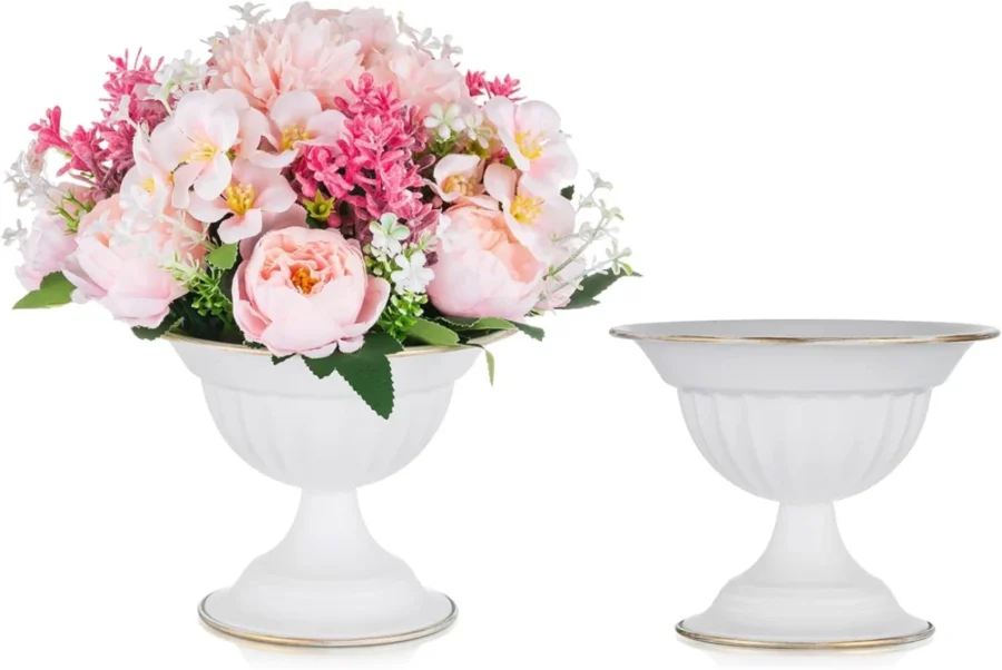 Duo de vases urne en métal blanc, style vintage