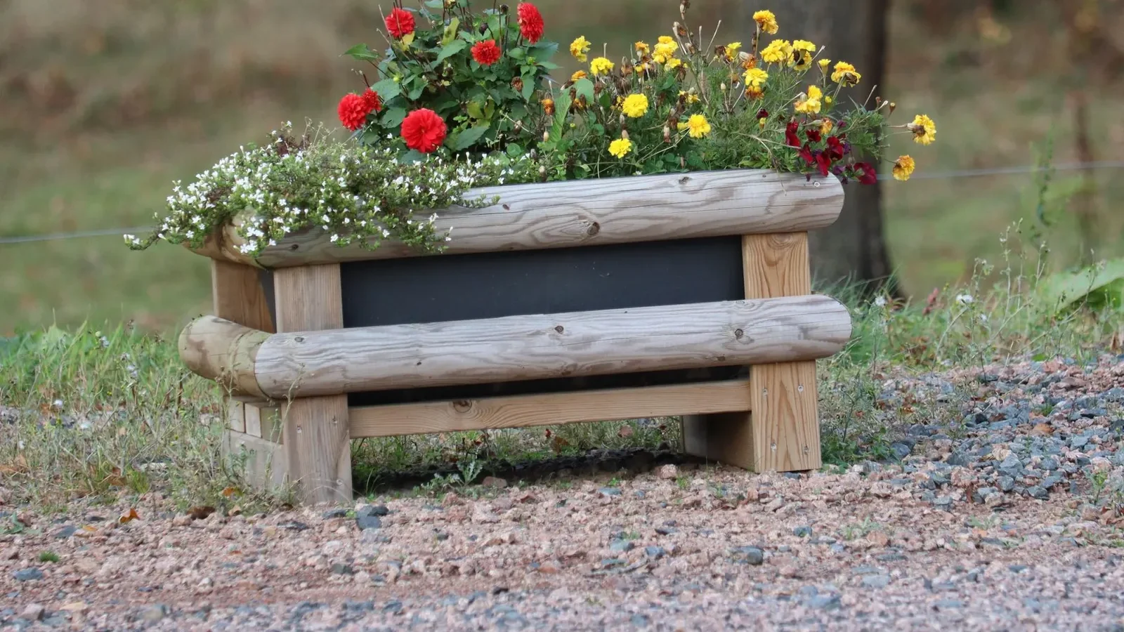 Jardinière en bois fleurie de rouge et de jaune
