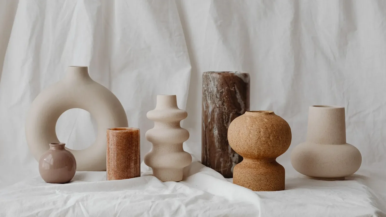 Vases en céramique de formes différentes aux tons neutres