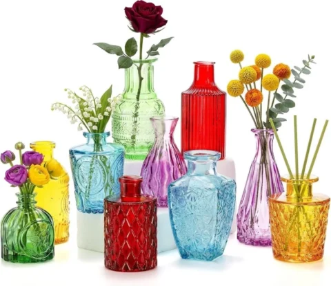 Lot de 10 vases en verre coloré, motifs gravés