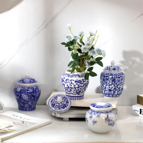 Lot de 4 petits vases bleus et blancs en porcelaine