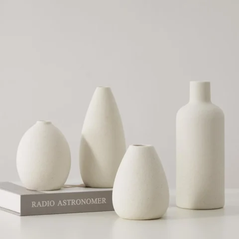 Lot de 4 petits vases en céramique blanche