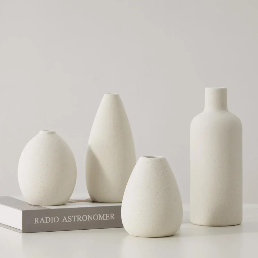 Lot de 4 petits vases en céramique blanche