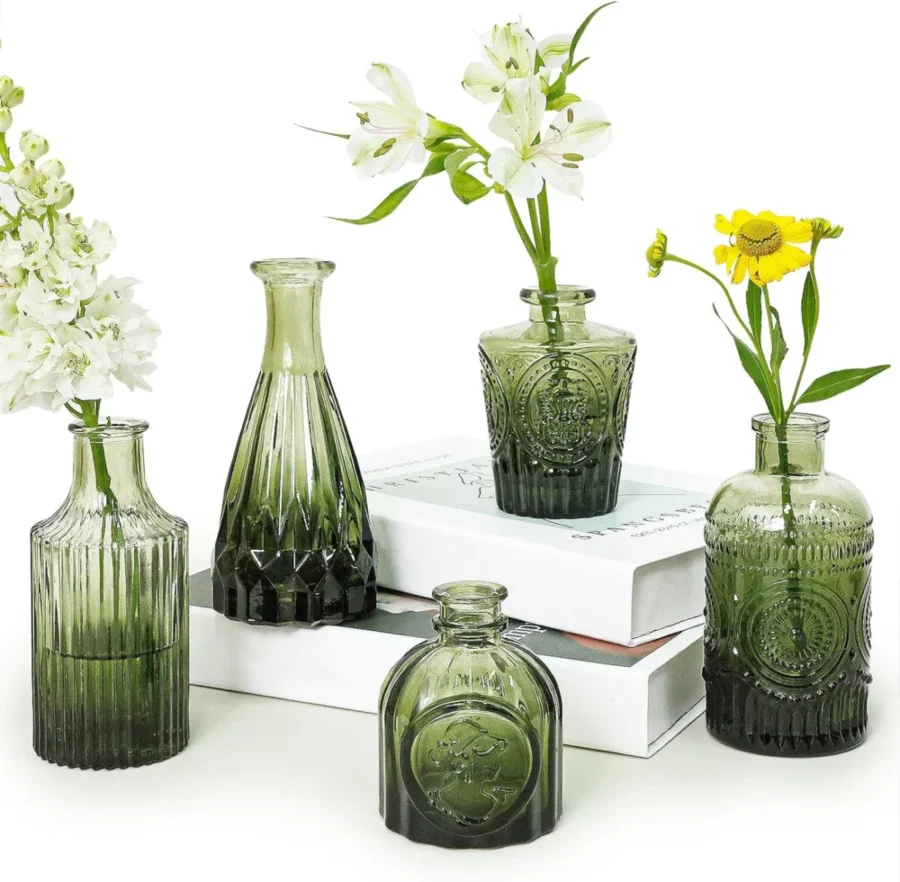 Lot de 5 petits vases en verre vert, motifs gravés