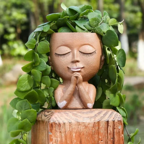 Pot visage femme en résine marron, avec soucoupe