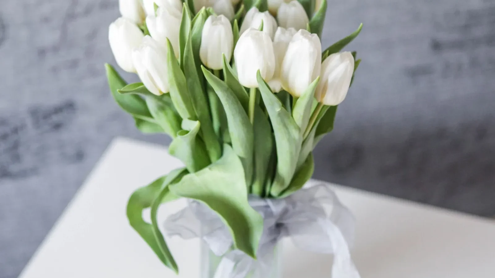 Bouquet de tulipes blanches dans un vase en verre