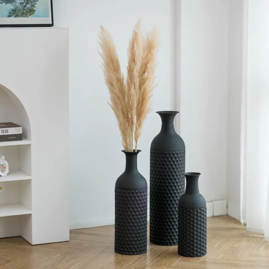 Trio de vases de sol en métal noir martelé, 68 cm