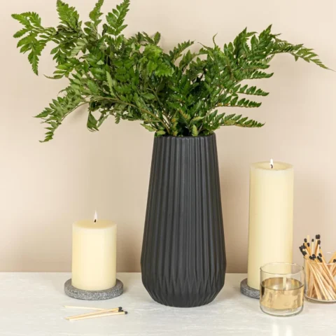 Vase cannelé en grès noir mat, 29 cm