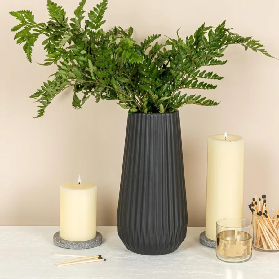 Vase cannelé en grès noir mat, 29 cm