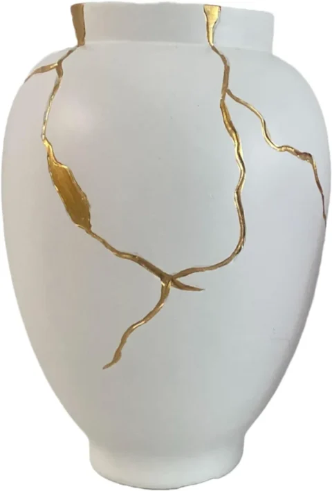 Vase conique blanc et doré, inspiration kintsugi