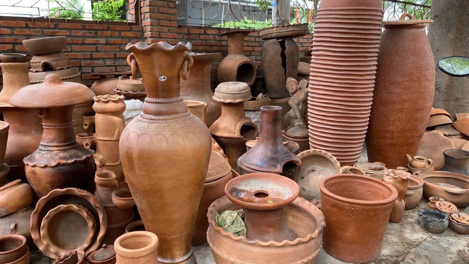 Poteries et grands vases en terre cuite exposés en plein air
