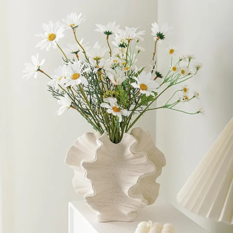 Vase design irrégulier en céramique beige ajouré