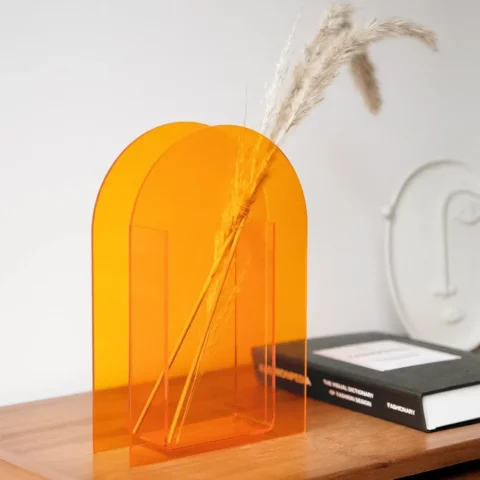 Vase en acrylique transparent orange, silhouette arquée