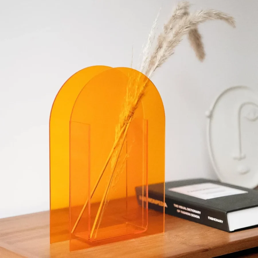 Vase en acrylique transparent orange, silhouette arquée