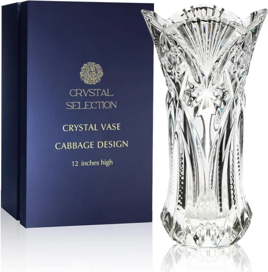 Vase en cristal gravé motif chou, 30,5 cm