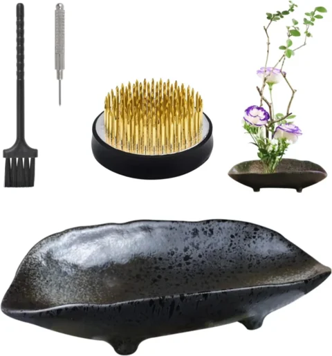 Vase ikebana forme bateau, céramique noire à pois