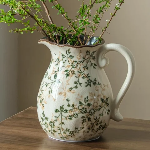 Vase pichet en céramique vert et beige, motifs peints, 20 cm